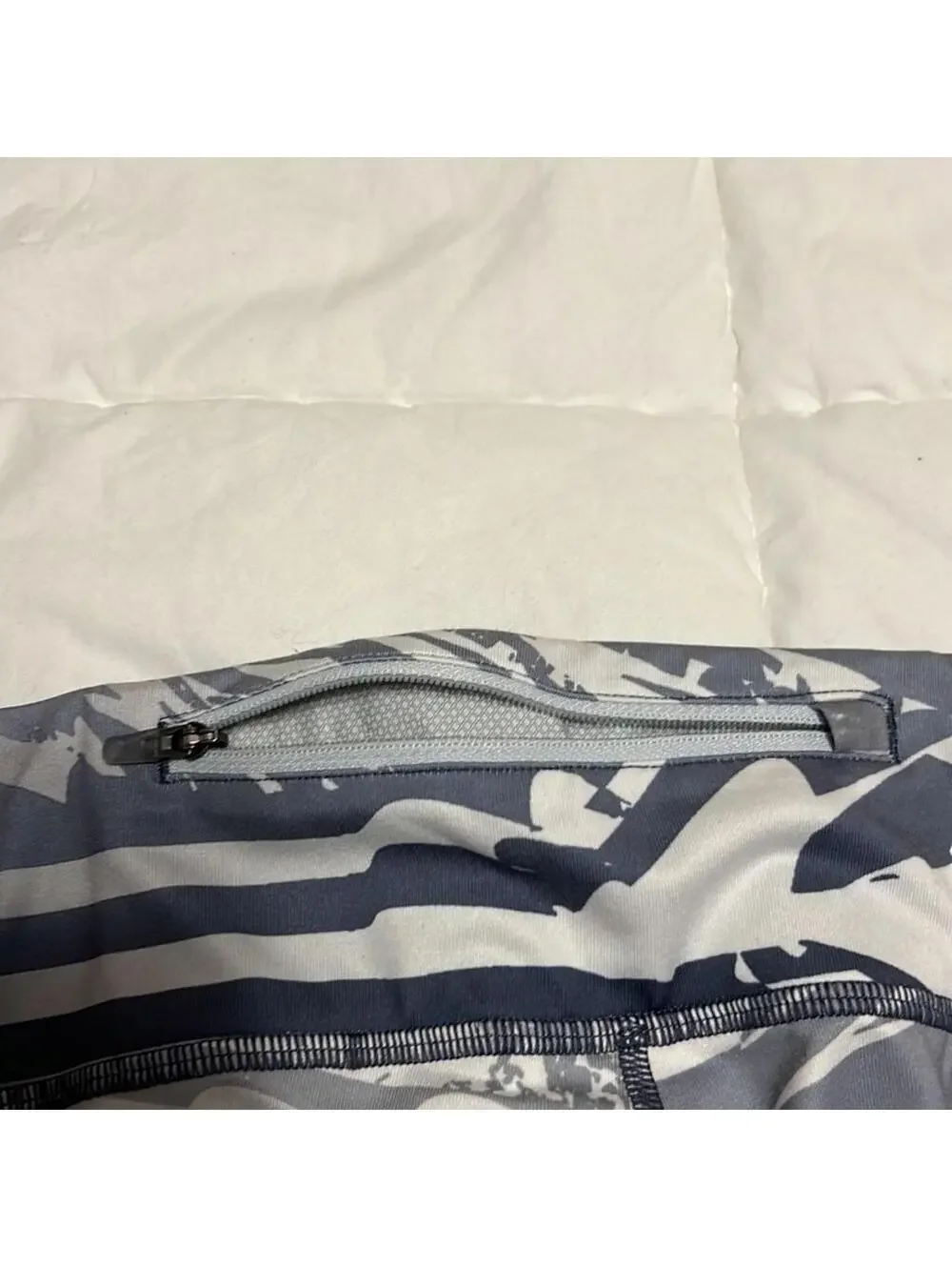 Nike Dri-Fit Capri Leggings Gray Abstract Wave Print Women's XS - Picture 4 of 7